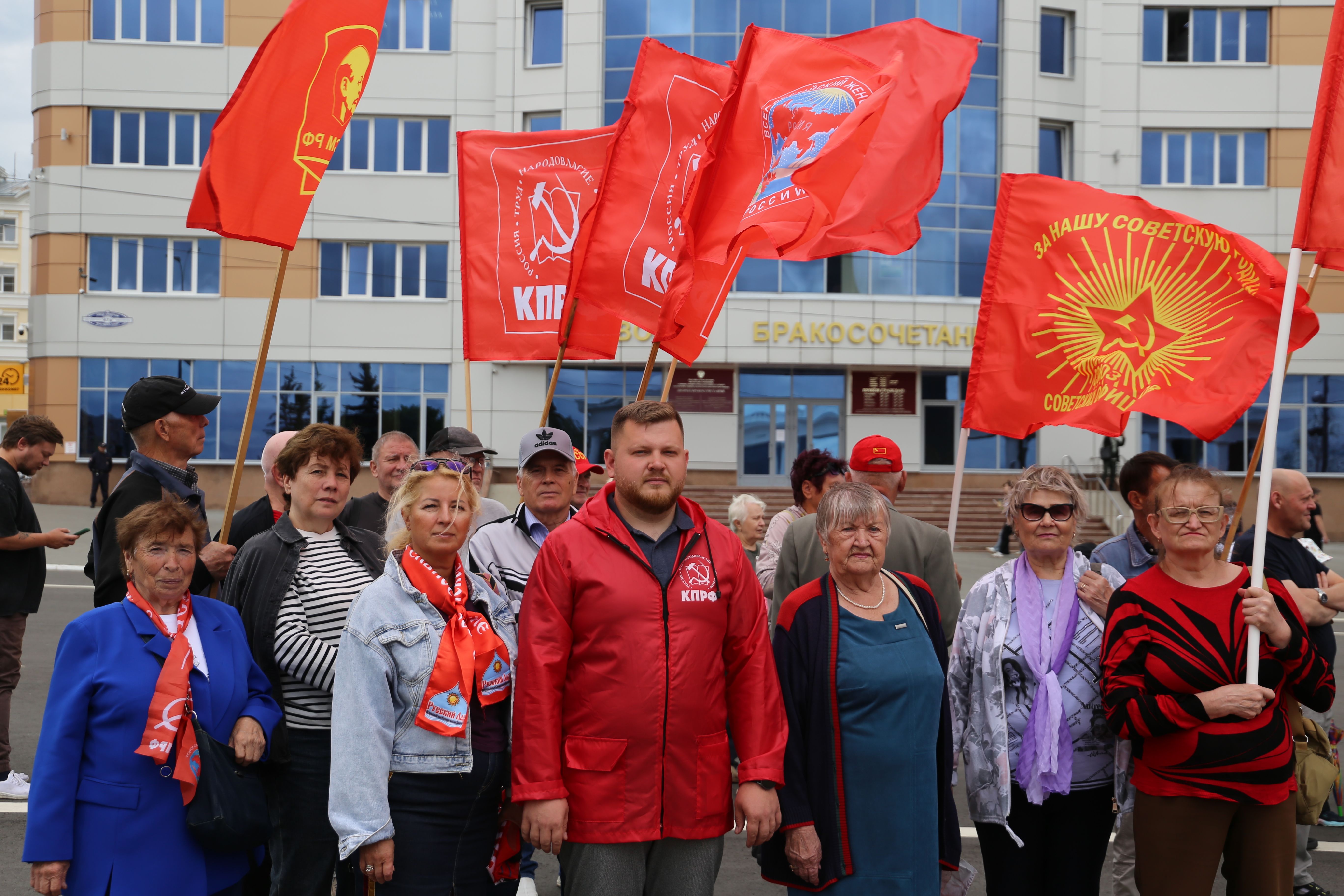 «ПОКА МЫ ПОМНИМ – МЫ НЕПОБЕДИМЫ»: КОММУНИСТЫ МОРДОВИИ ВОЗЛОЖИЛИ ЦВЕТЫ К ВЕЧНОМУ ОГНЮ В ДЕНЬ ПАМЯТИ И СКОРБИ